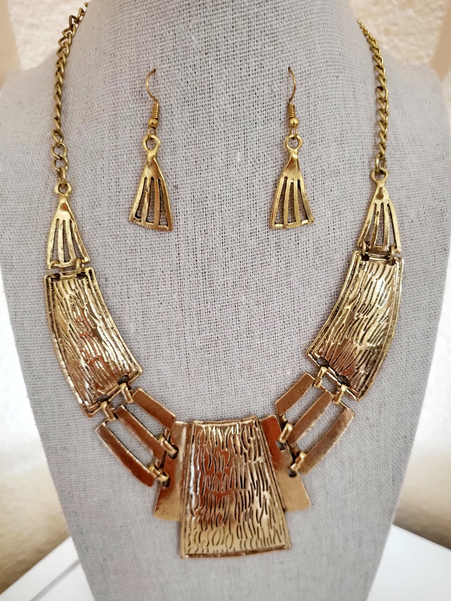 Golden faux fashion necklace set