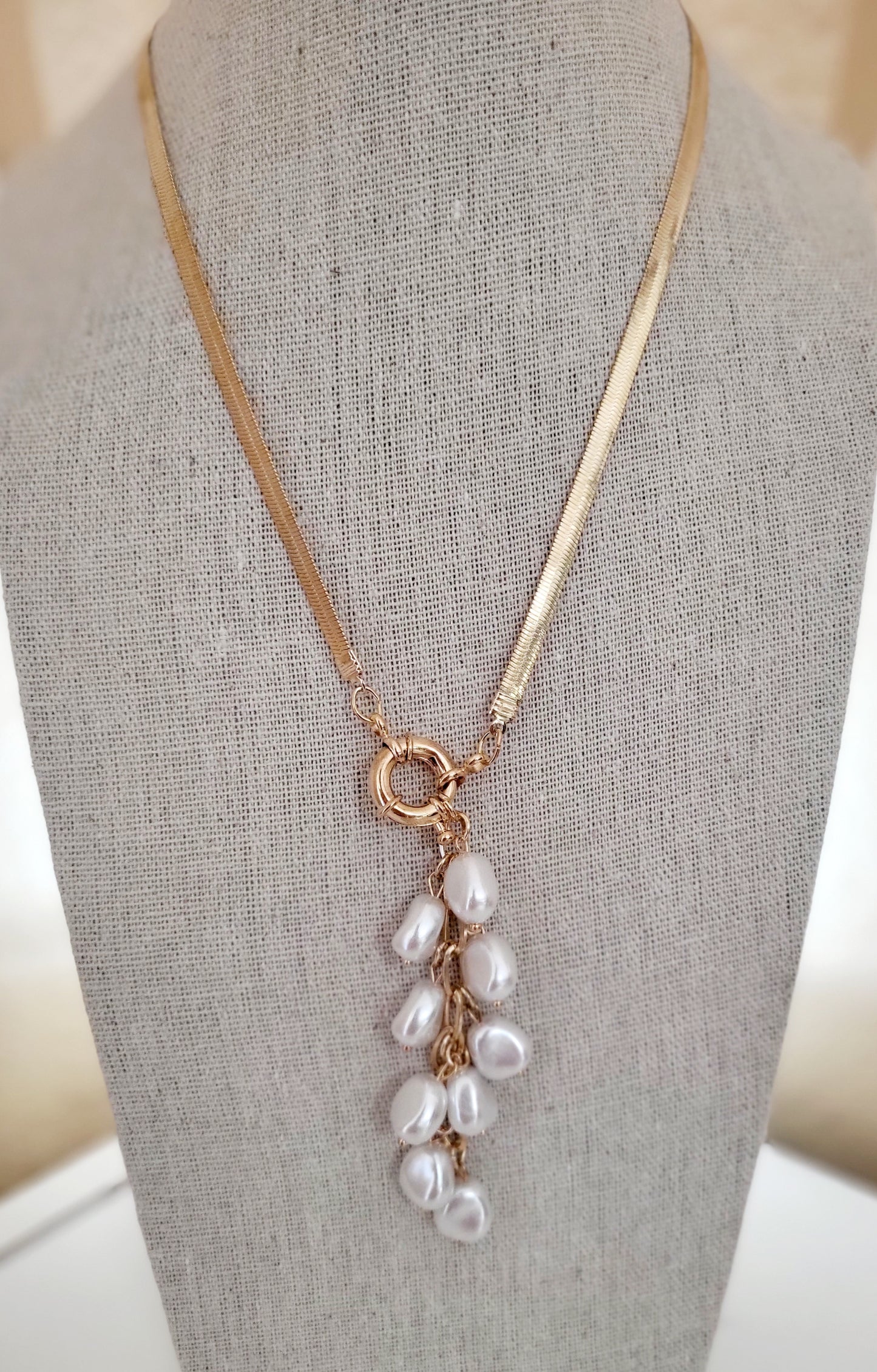 Faux Pearl pendant necklace