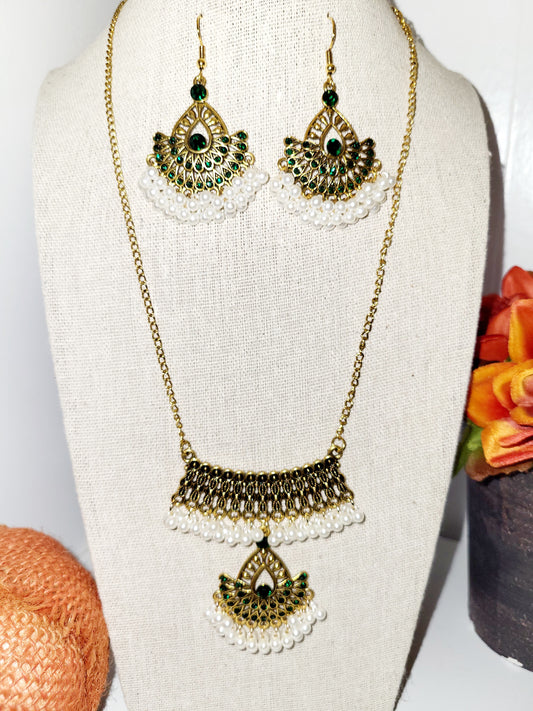 Vintage green and Faux pearl necklace and earrings set