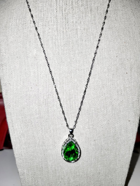 Emerald pendant necklace