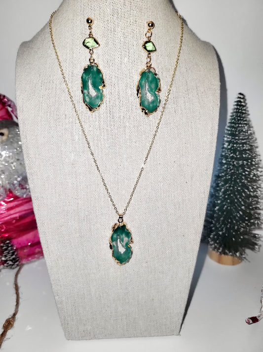 Resin vintage necklace and earrings set